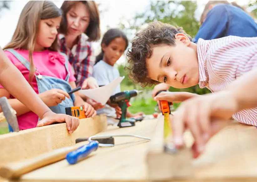 Kinder basteln mit Werkzeug